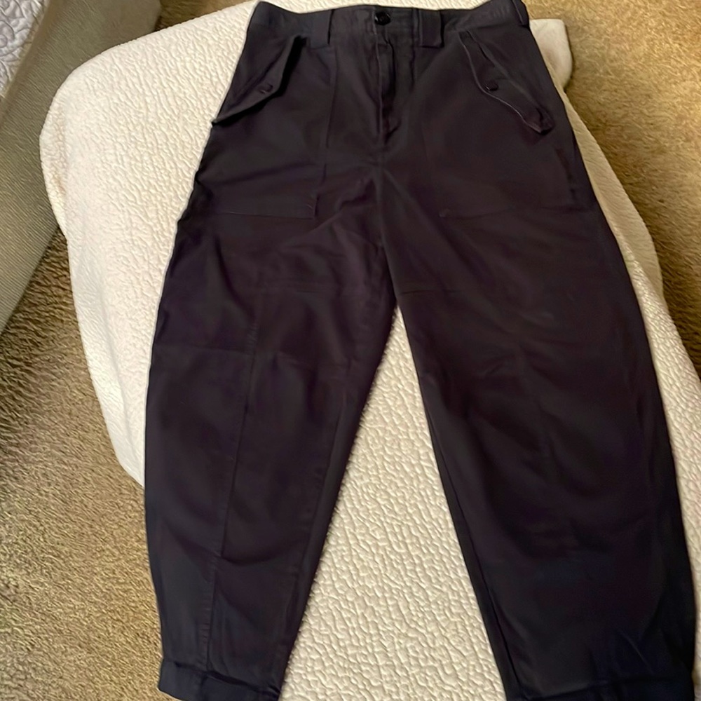 Banana republic barrel trouser. Size 6. Black. Fits a 6 or 8. great condition.